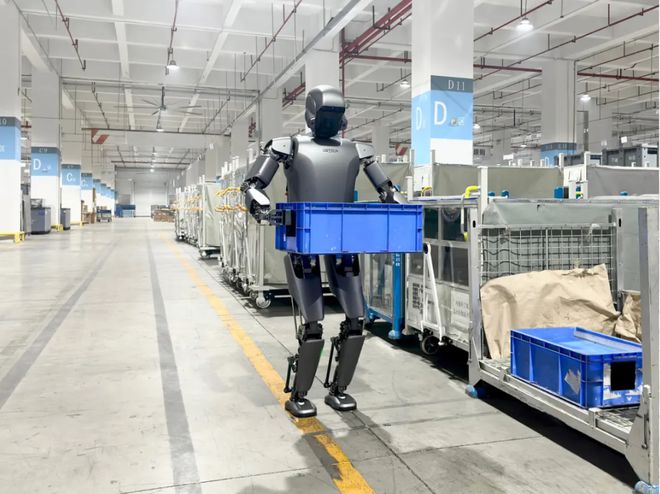 优必选发布全新一代工业人形机器人WalkerS1进入汽车工厂实训(图2)