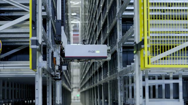 京东物流秀实力：机器人搬运灵活“拳头”产品齐亮相(图1)