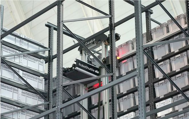 迈向智慧物流新范式完美体育：仓储机器人引领效率与模式升级(图1)