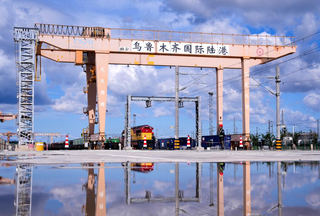 潮涌天山活力新(图1)