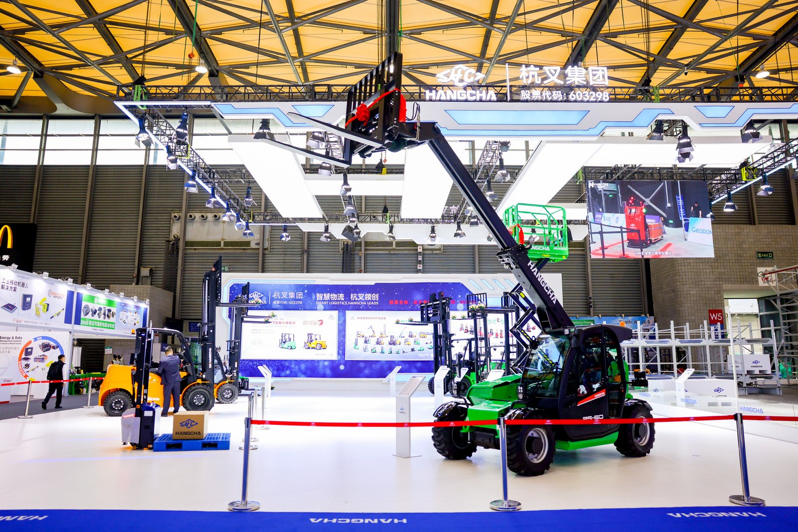 杭叉集团发布杭叉首款物流人形机器人向全场景智能物流解决方完美体育网站案战略升级(图2)