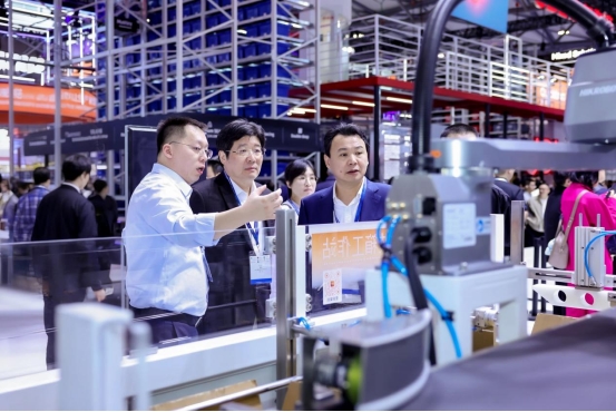 杭叉集团在上海CeMATASIA2025发布杭叉首款物流人形机器人引领智慧物流新纪元(图8)