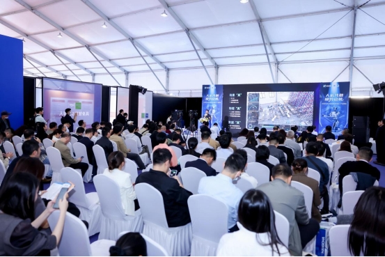 杭叉集团在上海CeMATASIA2025发布杭叉首款物流人形机器人引领智慧物流新纪元(图10)