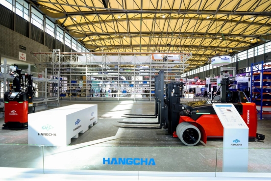 杭叉集团在上海CeMATASIA2025发布杭叉首款物流人形机器人引领智慧物流新纪元(图12)