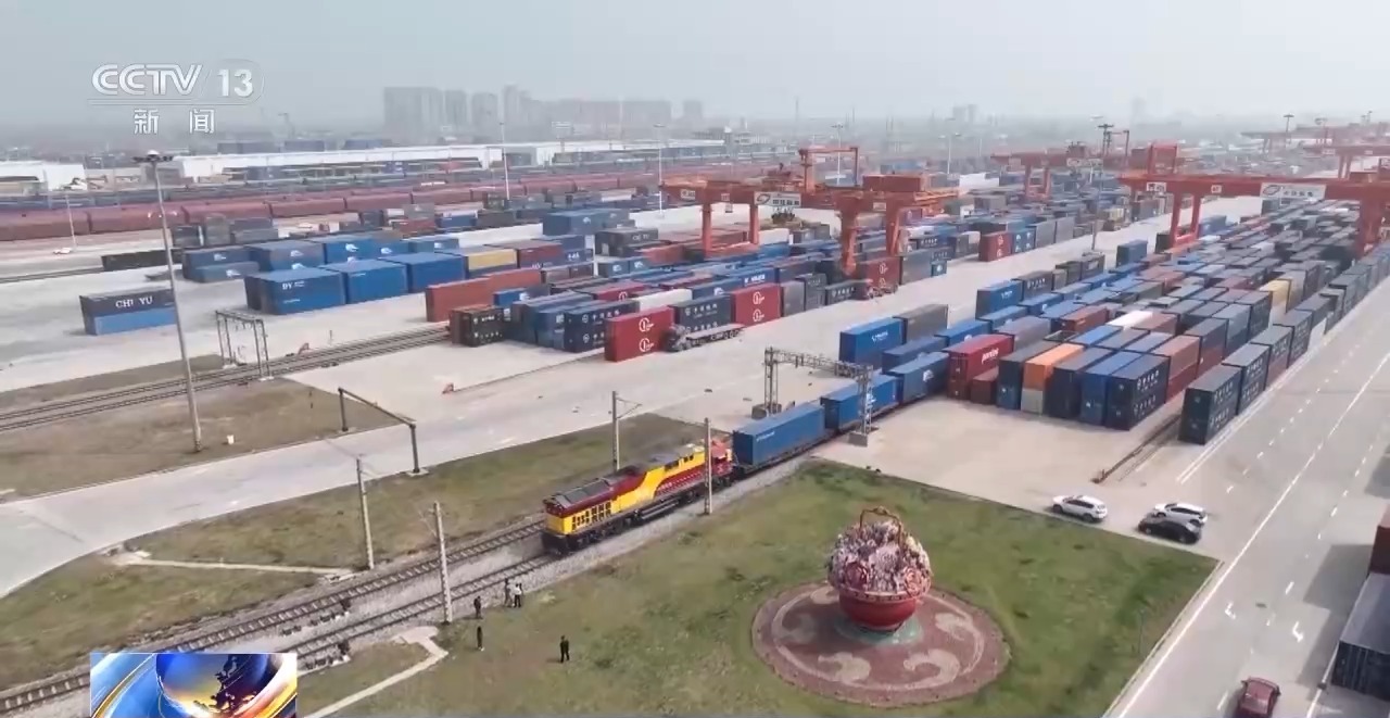 完美体育更密线路、更优服务、更高效率！新时代“钢铁驼队”正加速启程(图4)