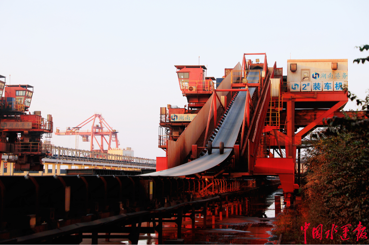 岳阳城港公司力争今年涟钢铁矿石中转量突破千万吨(图2)