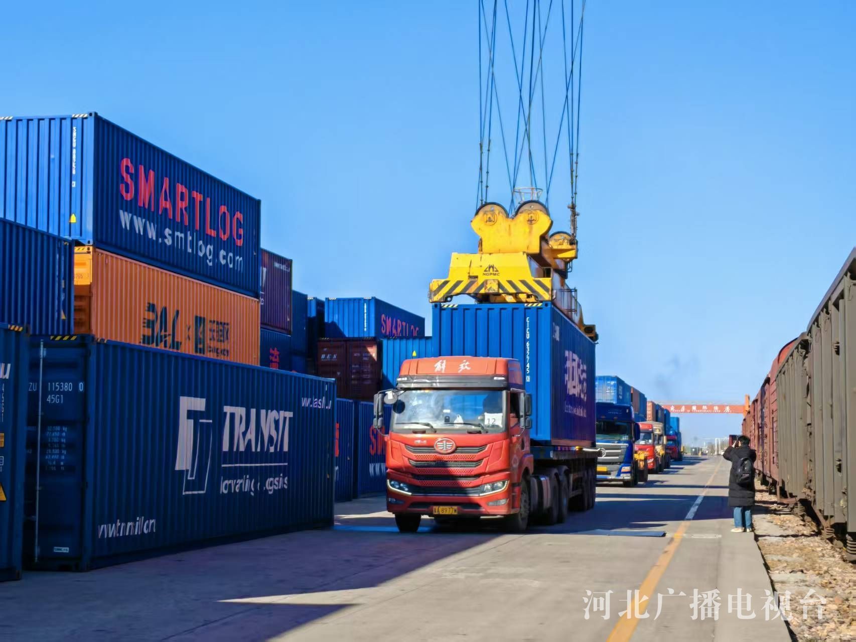 冀时评准点开行的“钢铁驼队”奏响高水平开放的时代强音(图2)