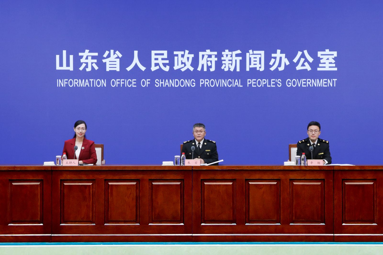 完美体育网站海报观察丨量稳质升！“十四五”收官之年山东外贸交出“硬核”答卷(图1)