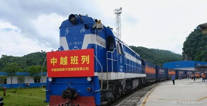 越南一口气跟中国签3条铁路！明明被美国拿捏为何越走越近？(图2)